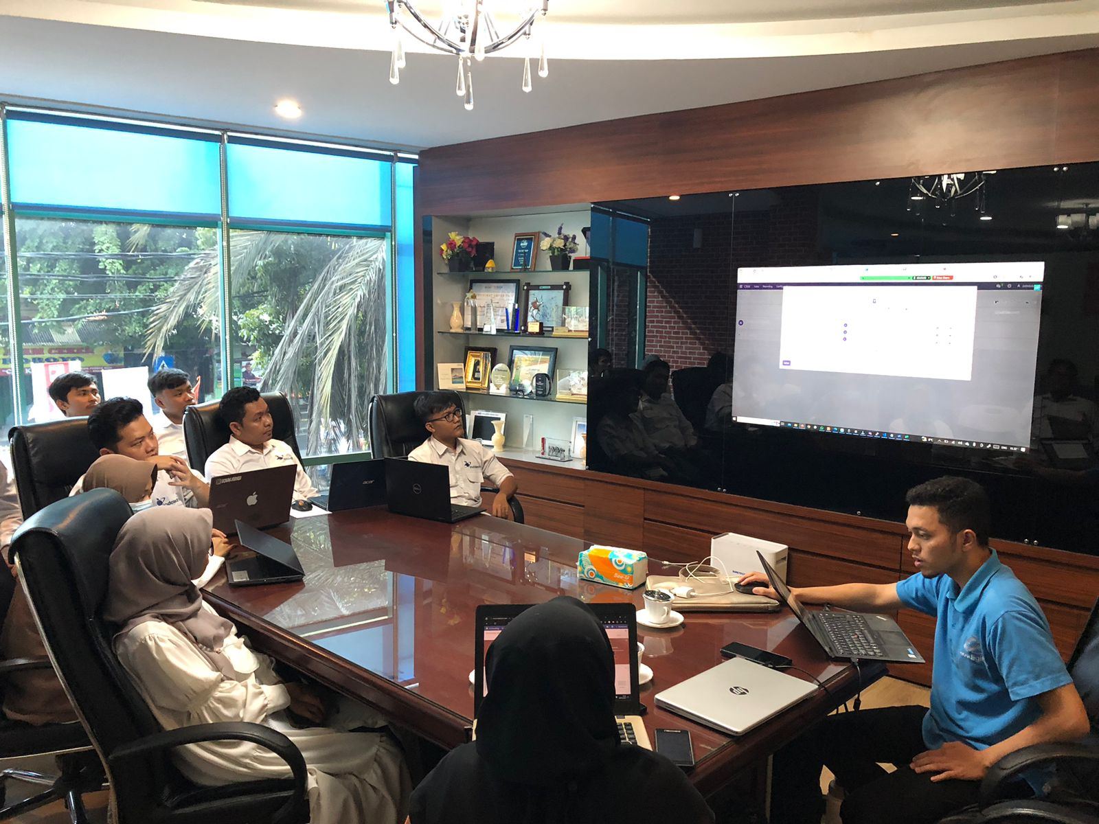 Sesi presentasi dan diskusi di ruang rapat