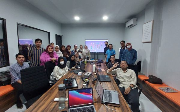 Diskusi bersama tim di ruang rapat