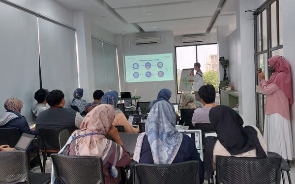 Sesi training Odoo di ruang kelas dengan peserta