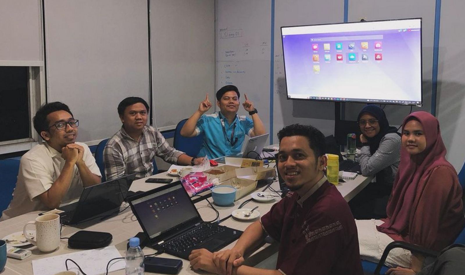 Tim mengikuti sesi training dengan tampilan aplikasi Odoo di layar