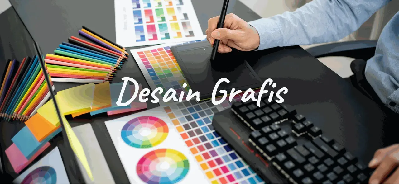 Meja desain dengan palet warna dan pen tablet