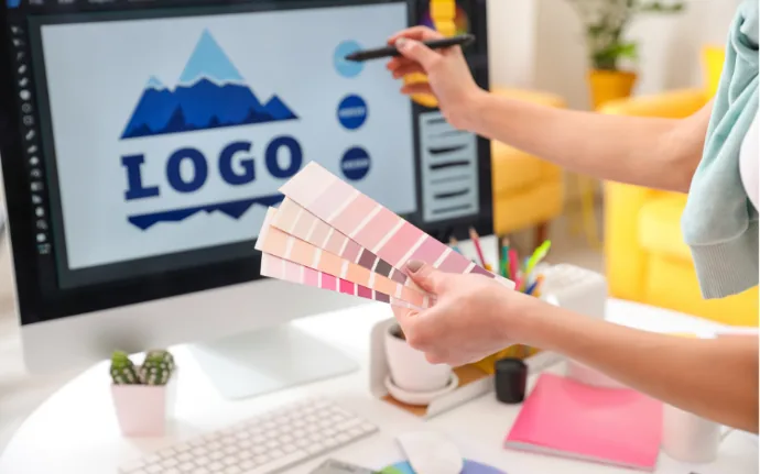 Desainer memilih palet warna untuk desain logo