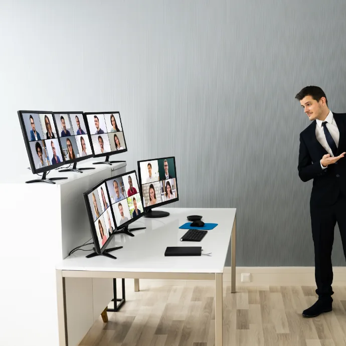 Presenter di depan layar berisi peserta rapat online