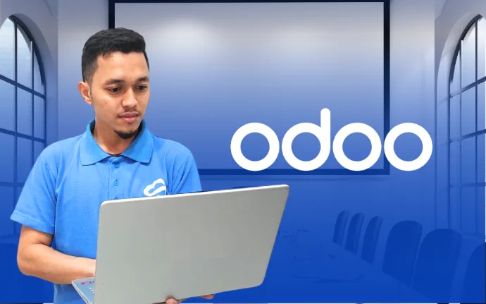 Pria berkaus biru memegang laptop dengan latar logo Odoo