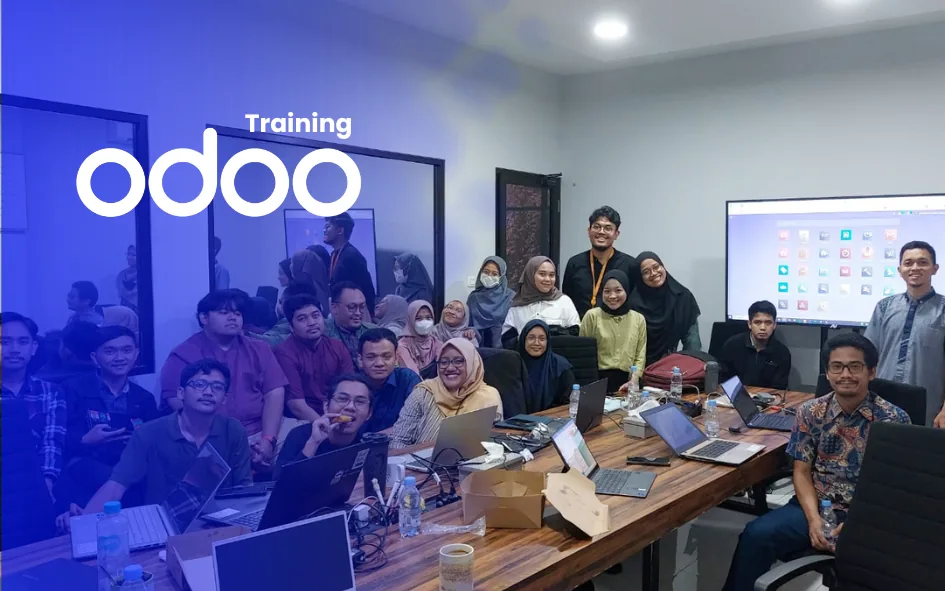 Peserta training Odoo berfoto bersama di ruang pelatihan